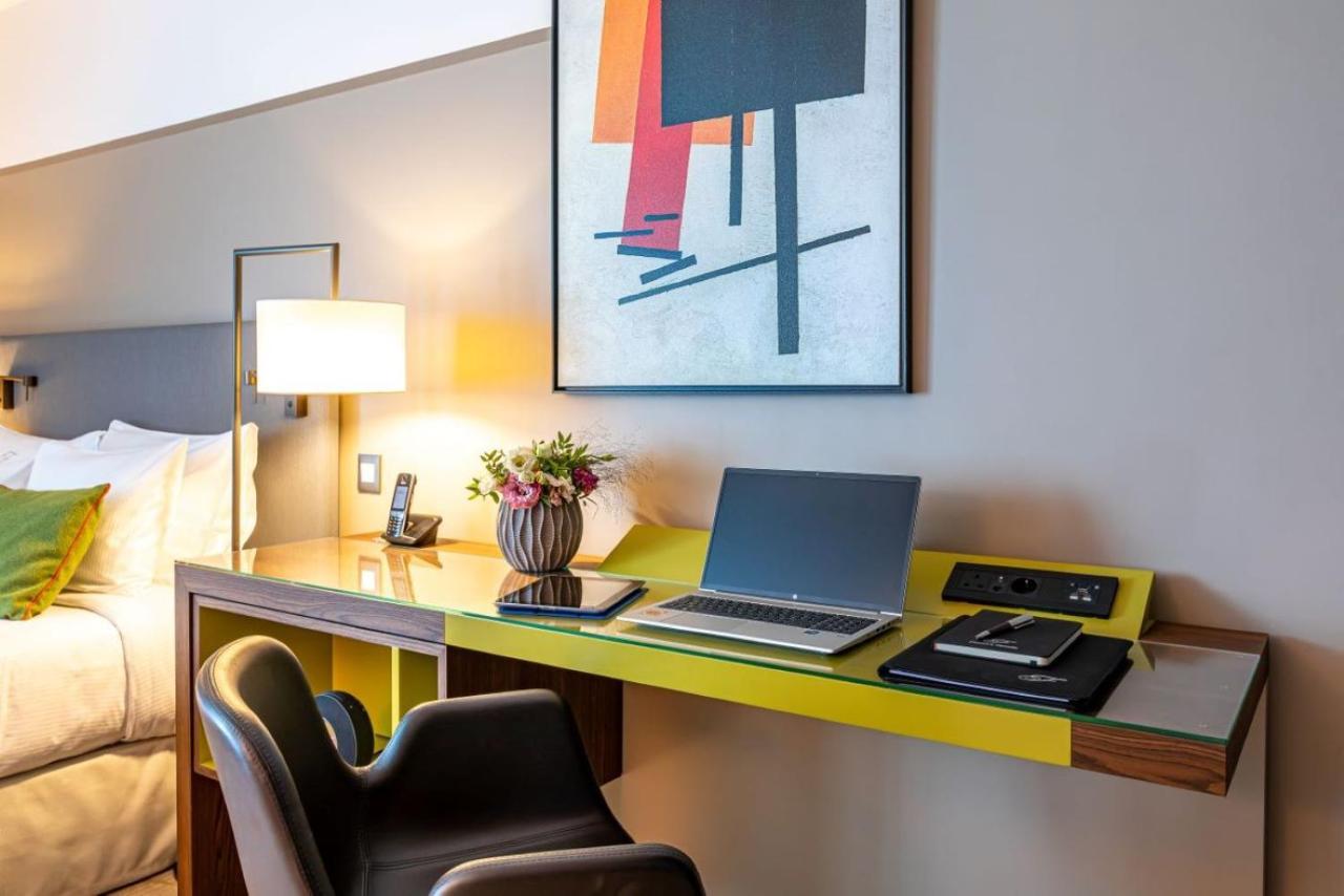 Fraser Suites Paris La Defense Courbevoie Ngoại thất bức ảnh A work desk in a hotel room