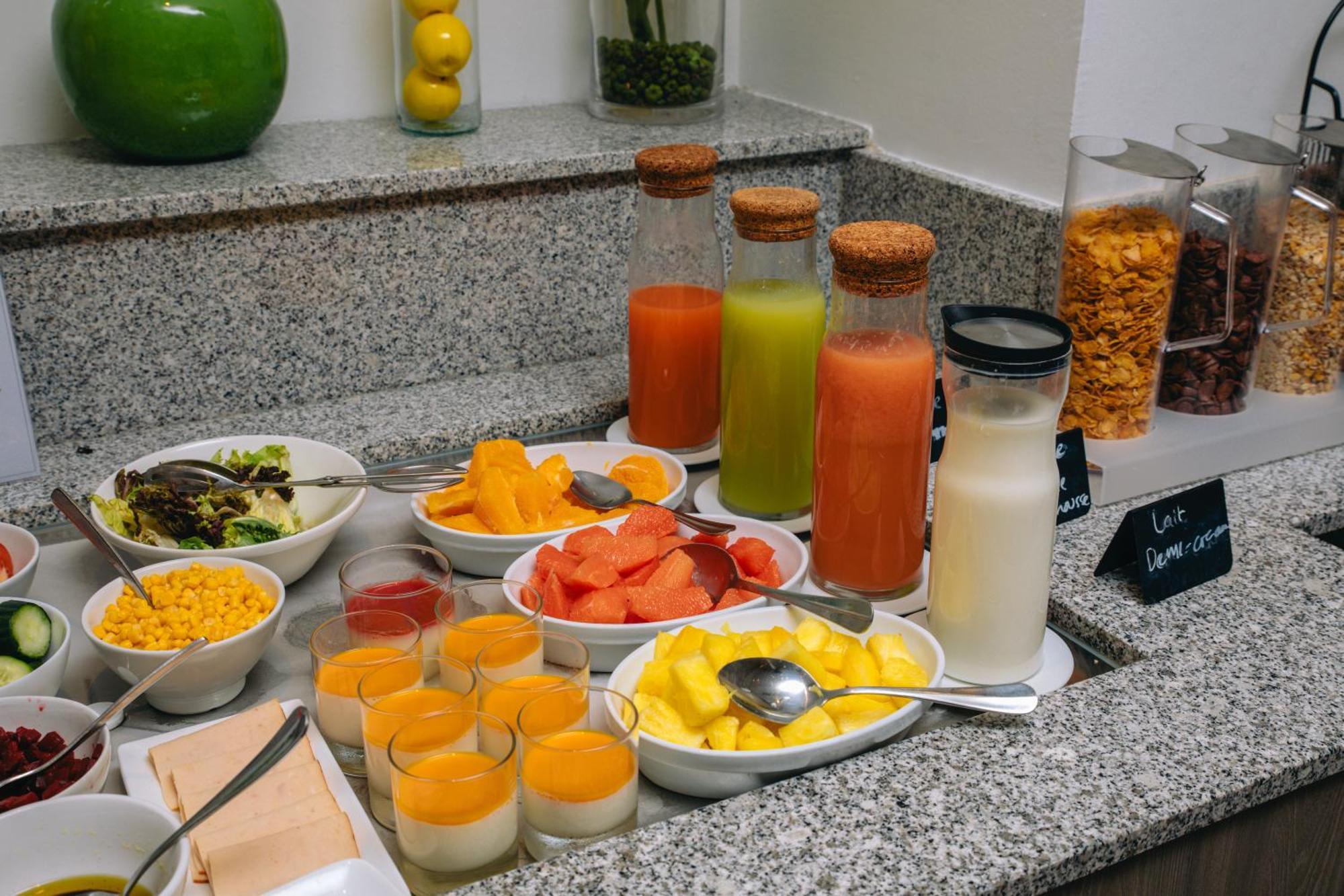 Fraser Suites Paris La Defense Courbevoie Ngoại thất bức ảnh A selection of fruit and juice at a buffet