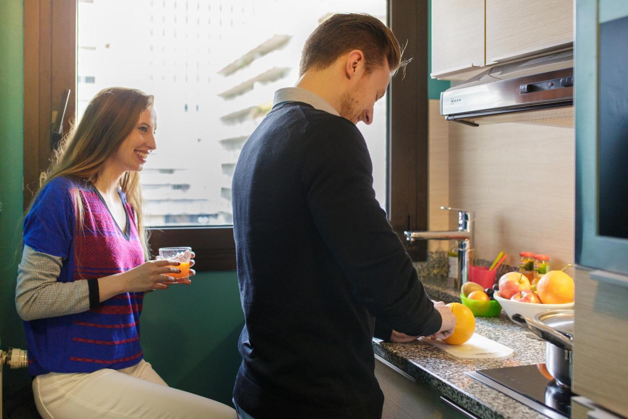 Fraser Suites Paris La Defense Courbevoie Ngoại thất bức ảnh A couple cooking together
