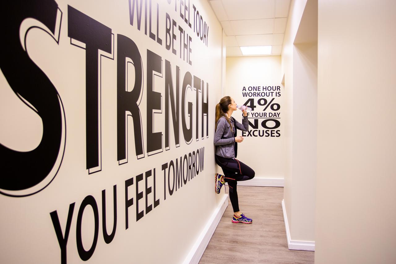 Fraser Suites Paris La Defense Courbevoie Ngoại thất bức ảnh A woman working out at a gym