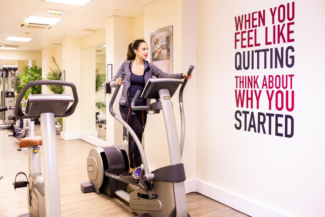Fraser Suites Paris La Defense Courbevoie Ngoại thất bức ảnh A woman on a cross trainer